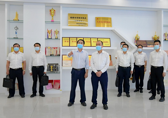 ���Ź��ʹ���-׷�󿵽�,����һ��չ